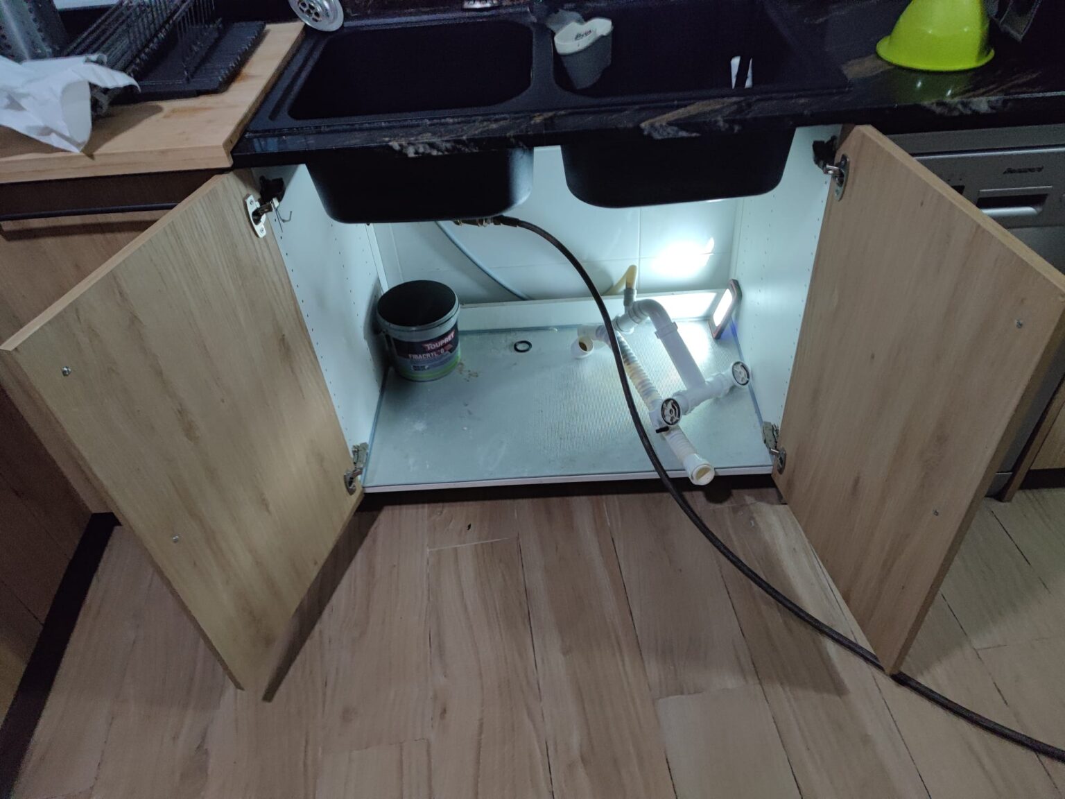 Técnico aplicando desatascos con agua a presión para eliminar bloqueos y recuperar la funcionalidad de tuberías en Murcia.