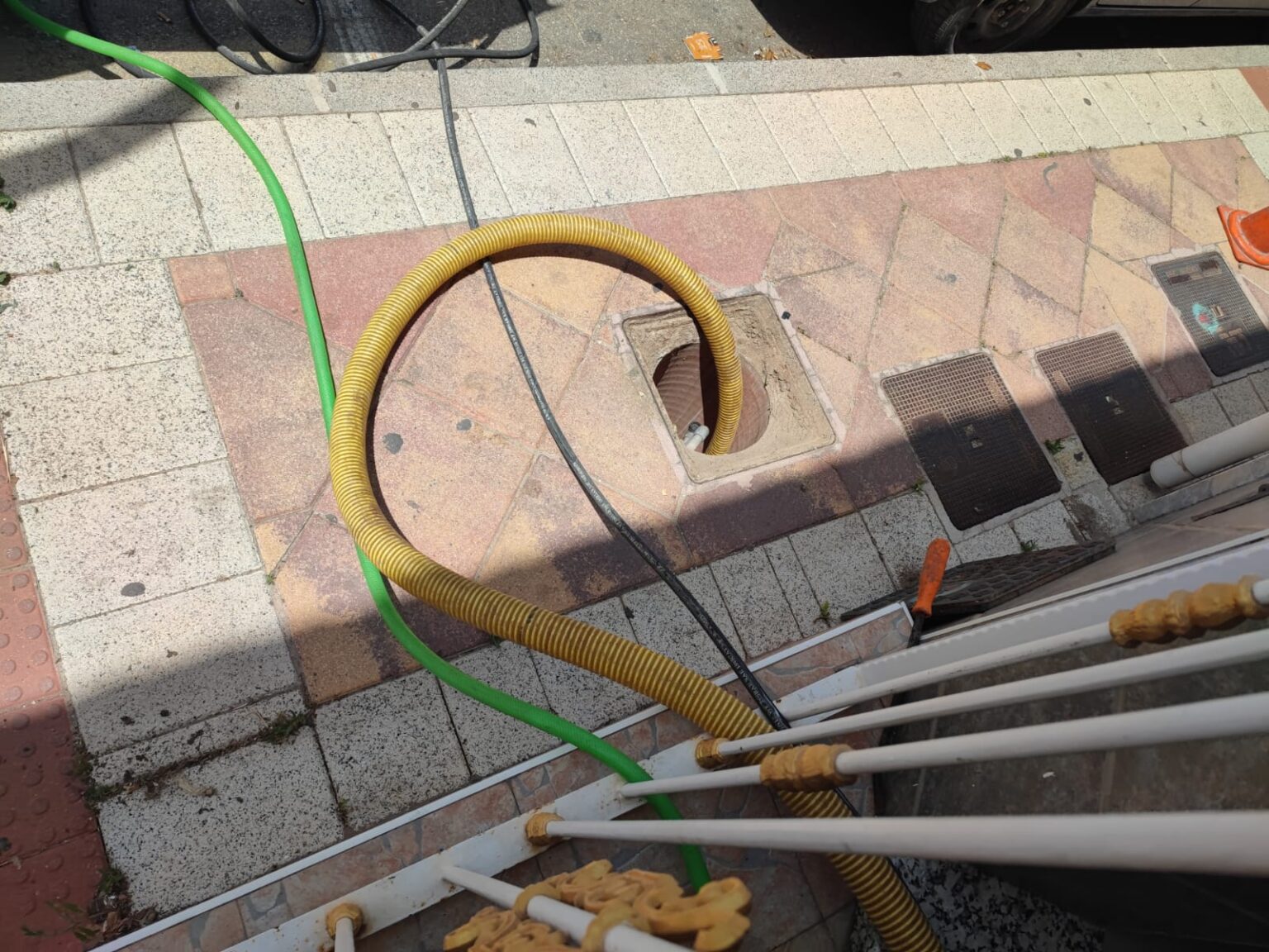 Arquetas de saneamiento en Murcia, completamente vaciadas y limpias por Desatascos Santu, evitando malos olores y averías.